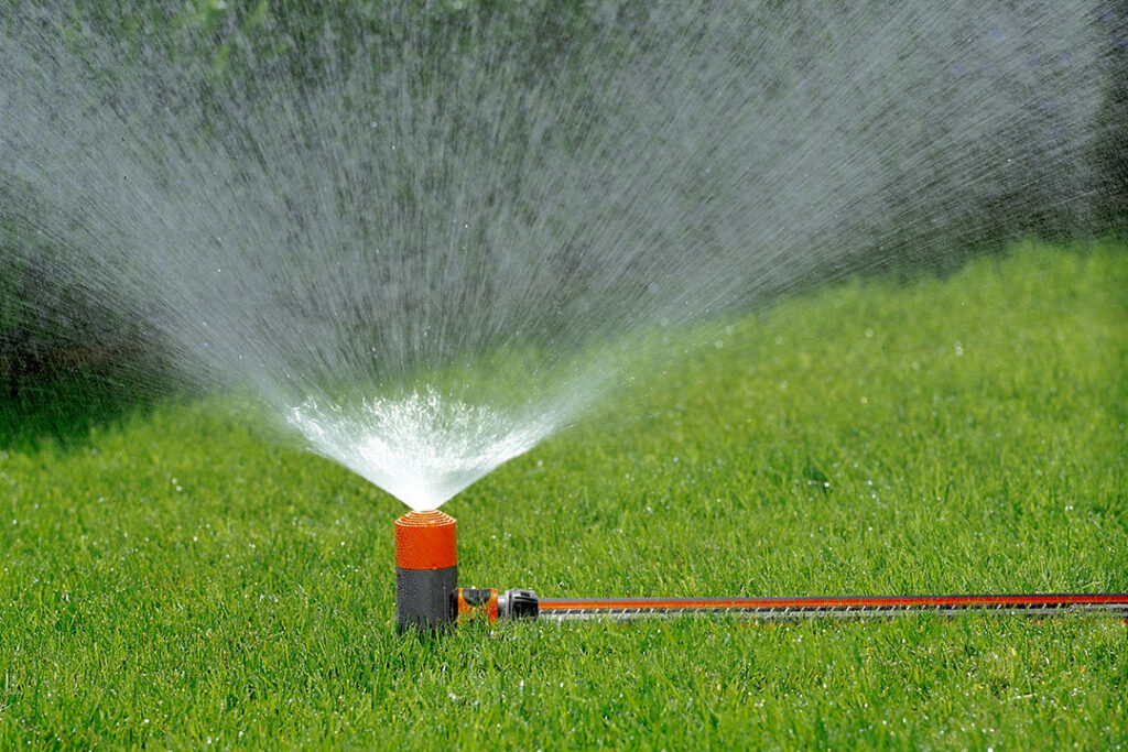A GARDENA Sprinkler Fox on a green lawn